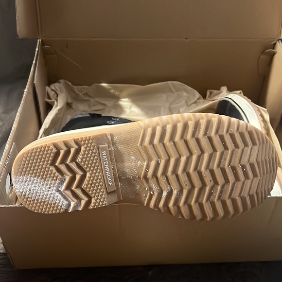 Sorel waterproof boots - Picture 3 of 3